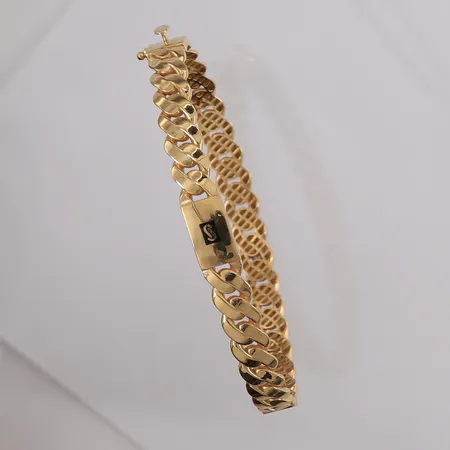 Armring, oval, kan åpnes, 62x47mm, bredde 6,6mm, 18K Vekt: 7,3 g Kontakt Lånekontoret for frakt