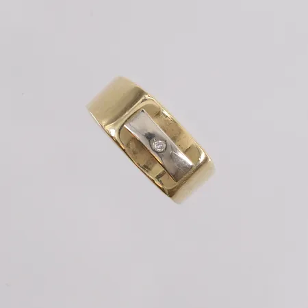 Ring med diamant 1x 0,02ct ifølge gravering, ca ø19mm, bredde ca 5mm, 14K gull. Vekt: 4,6 g Kontakt Lånekontoret for frakt