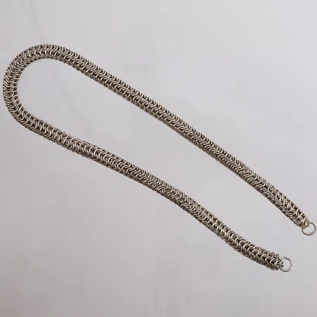 Kjede, lengde 44cm, bredde 7,8mm, mangler lås, 925S Vekt: 94 g Kontakt Lånekontoret for frakt