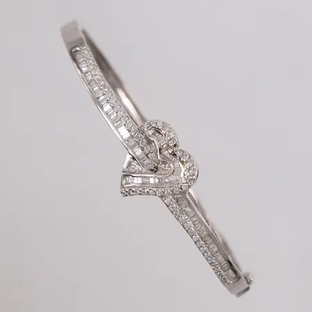 Armring med hjerte og diamanter (59 briljantslipte x ca. 0,01ct og 84 konisk baguetteslipte x ca. 0,02ct), oval, kan åpnes, 60x51mm, skadet/knekt på innsiden, én sten mangler, hvitt gull, 14K, bruttovekt 14g Vekt: 0 g Kontakt Lånekontoret for frakt