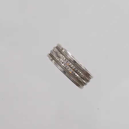 Ring, ø19,5mm, bredde 8mm, 925/1000 sølv. Vekt: 6,1 g Kontakt Lånekontoret for frakt