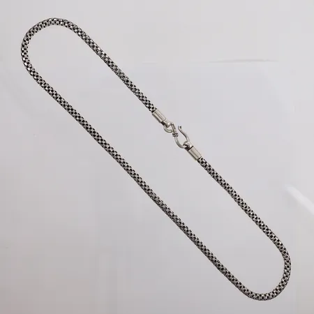 Kjede, lengde ca 48cm, bredde ca 4mm, 925/1000 sølv. Vekt: 32,9 g Kontakt Lånekontoret for frakt