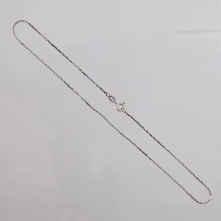Kjede veneziansk, lengde ca 36,5cm, bredde ca 1mm, 925/1000 sølv. Vekt: 2 g Kontakt Lånekontoret for frakt