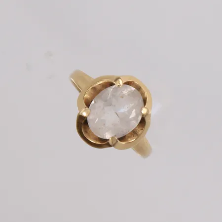 Ring med blank sten, ø17,6mm, bredde 1,9- 13,6mm, stenen er meget ripete/slitt, 14K, bruttovekt 3g Vekt: 0 g Kontakt Lånekontoret for frakt