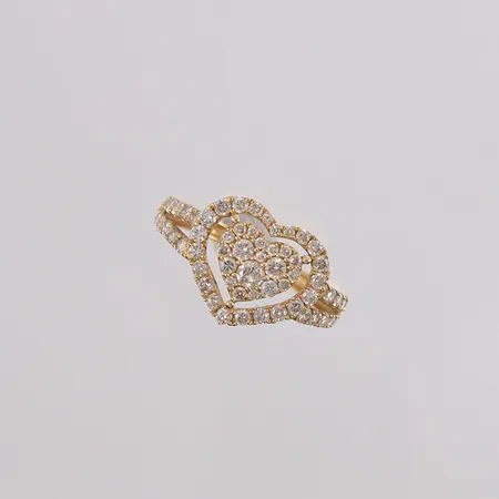 Ring hjerte med diamanter (totalt 1,02ct iht. gravering), ø16,8mm, bredde 1,7- 11,7mm, 18K, bruttovekt 2g Vekt: 0 g Kontakt Lånekontoret for frakt