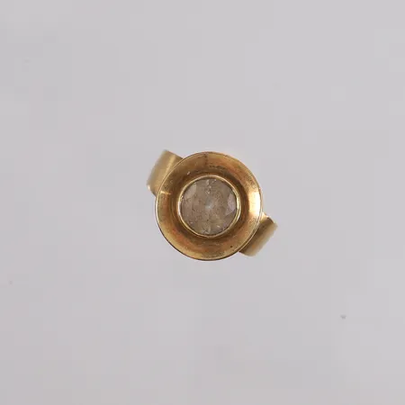 Ring med sten (trolig glass), ø16mm, bredde 3,5mm, 14K, bruttovekt 3,3g. Kontakt Lånekontoret for frakt