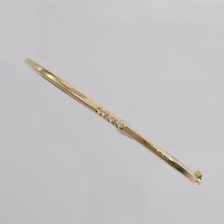 Armring med diamanter (3 x ca. 0,03ct), oval, 63x50mm, kan åpnes, bredde 2,7mm, 14K, bruttovekt 9,3g Vekt: 0 g Kontakt Lånekontoret for frakt