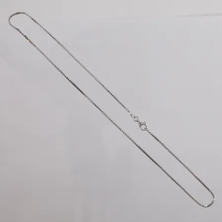 Kjede veneziansk, lengde ca 38cm, bredde ca 1mm, 925/1000 sølv. Vekt: 2,9 g Kontakt Lånekontoret for frakt