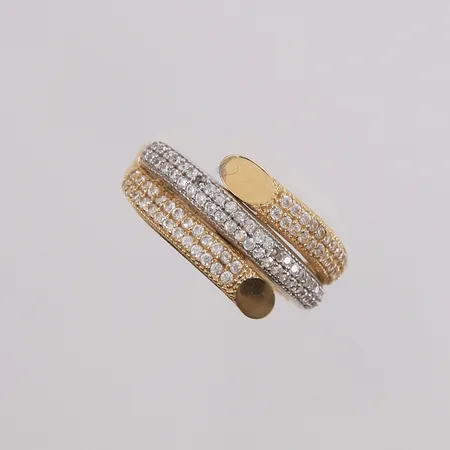 Ring med blanke stener, to-farget, ø18,6mm, bredde 2,2- 10,7mm, to stener mangler, gravert, 14K, bruttovekt 3,3g Vekt: 0 g Kontakt Lånekontoret for frakt