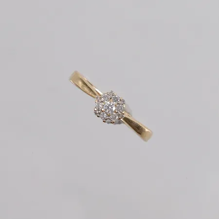 Ring med diamanter (1 x ca. 0,04ct + 6 x ca. 0,02ct + 6 x ca. 0,006ct), ø16,3mm, bredde 1,7- 5,7mm, 14K, bruttovekt 1,6g Vekt: 0 g Kontakt Lånekontoret for frakt