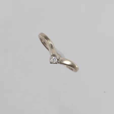 Ring med blank sten, ø18,25mm, bredde ca 2mm, 14K. Vekt: 2,5 g Kontakt Lånekontoret for frakt