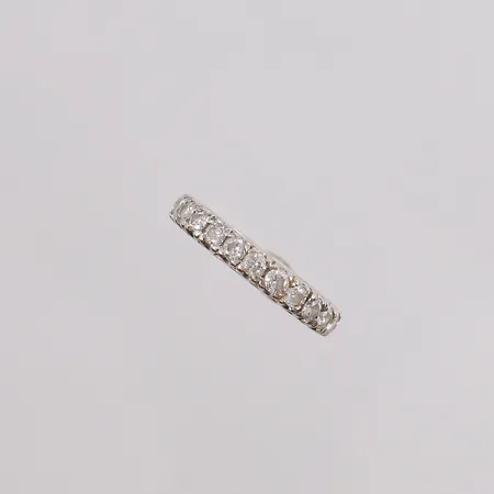 Ring med 24 stk. diamanter (totalt 1,10ct EF / SI iht. medfølgende sertifikat), ø16mm, bredde 3,4mm, 18K, bruttovekt 2,7g Vekt: 0 g Kontakt Lånekontoret for frakt