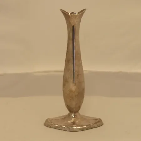 Vase gipsfylt, høyde 20 cm, diameter bunn 10,3 cm x 6,7 cm, gravert, 830S, bruttovekt 145,1g Vekt: 0 g Kontakt Lånekontoret for frakt