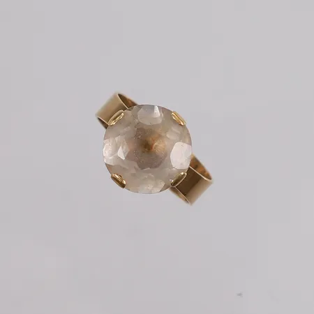 Ring med sten (trolig glass), ø17,25mm, bredde 6mm, 14K, bruttovekt 3,8g. Kontakt Lånekontoret for frakt