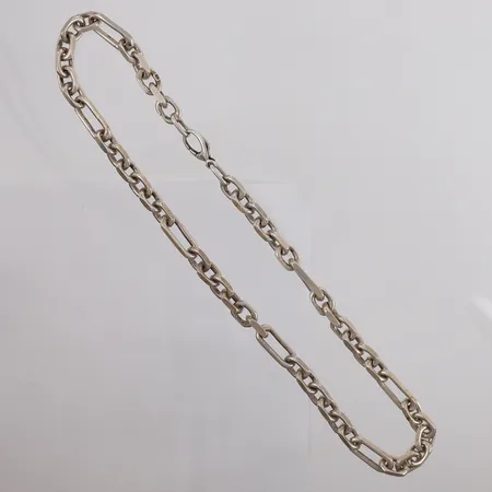 Kjede, lengde 46cm, bredde 2,4- 7,5mm, 925S Vekt: 66,5 g Kontakt Lånekontoret for frakt
