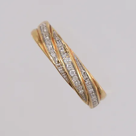 Ring med diamanter (31 x ca. 0,006ct), ø16,4mm, bredde 2,1- 4,6mm, 18K, bruttovekt 3,1g Vekt: 0 g Kontakt Lånekontoret for frakt