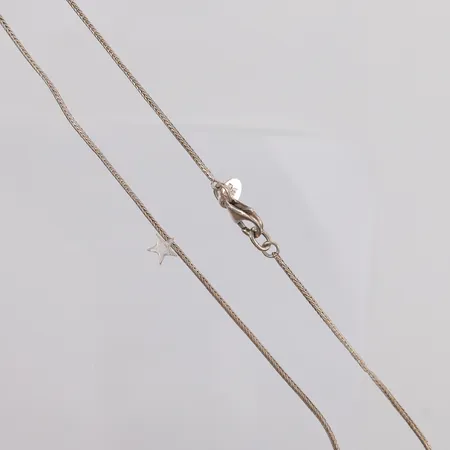 Kjede med stjerne-anheng, lengde 40cm, bredde 1,2mm, noe ujevnt mønster, 925S Vekt: 3,6 g Kontakt Lånekontoret for frakt
