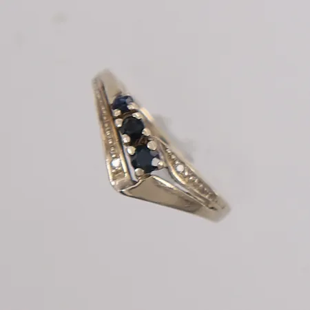 Ring med diamanter (2 x ca. 0,005ct) og tre blå stener, ø15,3mm, bredde 1,7- 6mm, hvitt gull, 14K, bruttovekt 1,7g Vekt: 0 g Kontakt Lånekontoret for frakt