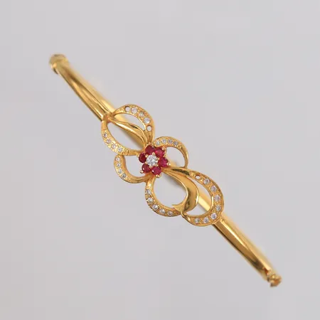 Armring med seks lilla stener og blanke stener, oval, kan åpnes, 60x46mm, tre stener mangler, 22K, bruttovekt 9,7g Vekt: 0 g Kontakt Lånekontoret for frakt