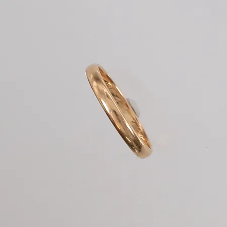Ring, ø17,3mm, bredde 2,6mm, gravert, 14K Vekt: 1,9 g Kontakt Lånekontoret for frakt