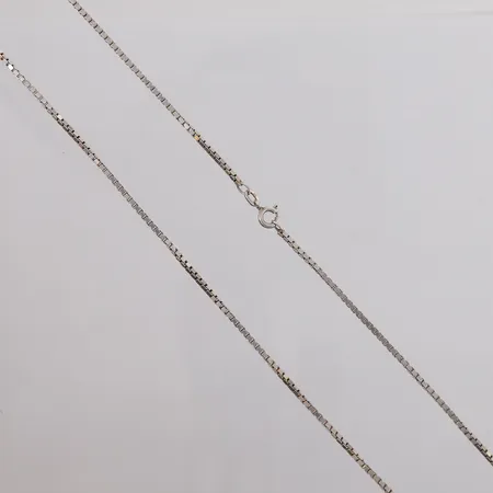 Kjede veneziansk, lengde ca 79,5cm, bredde ca 1,5mm, 925/1000 sølv. Vekt: 13,6 g Kontakt Lånekontoret for frakt
