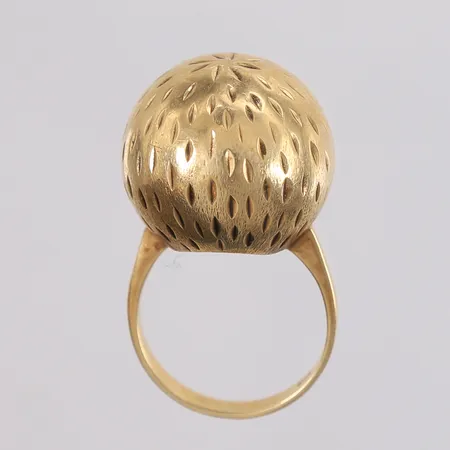 Ring, ø18mm, bredde 1,4- 19,8mm, 14K Vekt: 4,9 g Kontakt Lånekontoret for frakt
