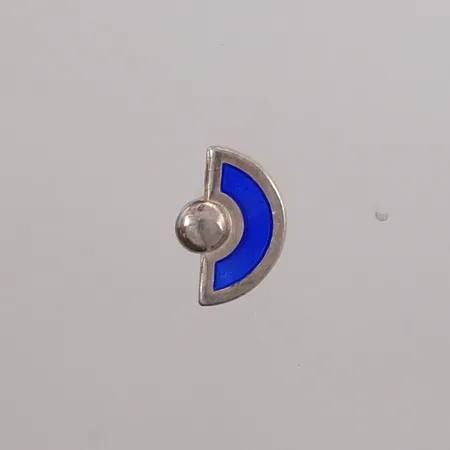 Én stk. øredobb med blå emalje, stemplet "Embla", 16x11mm, 925S Vekt: 1,1 g Kontakt Lånekontoret for frakt