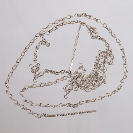 Sølvsnor til bunad, lengde 128cm, bredde 4mm, 830S Vekt: 23,2 g Kontakt Lånekontoret for frakt