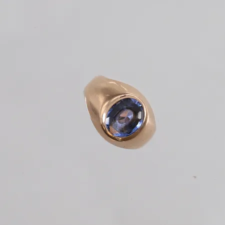 Ring med lys-blå sten, ø15,2mm, bredde 3,7- 11,7mm, tilsynelatende ustemplet, liten sprekk på midten nederst, 8K, bruttovekt 5,4g Vekt: 0 g Kontakt Lånekontoret for frakt
