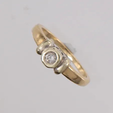 Ring med blank sten, to-farget, ø17mm, bredde 1,4- 5mm, ripete og slitt, 14K, bruttovekt 2,6g Vekt: 0 g Kontakt Lånekontoret for frakt