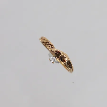 Ring med diamant 1x ca 0,05ct, ø18,25mm, bredde ca 1,5mm, 14K. Vekt: 1,9 g Kontakt Lånekontoret for frakt