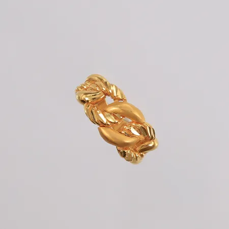 Ring, ø17,4mm, bredde 2,1- 9,8mm, 22K Vekt: 4,8 g Kontakt Lånekontoret for frakt
