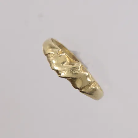 Ring, ø17mm, bredde 1,5- 6mm, noe bulkete, 14K Vekt: 1,6 g Kontakt Lånekontoret for frakt