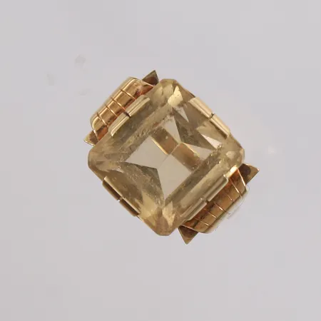 Ring med lys-gul sten, ø18mm, bredde 1,9- 14,7mm, 14K, bruttovekt 5,8g Vekt: 0 g Kontakt Lånekontoret for frakt