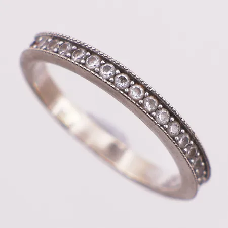 Ring med klare stener, Ø 16,1 mm, bredde 2,3 mm, 18K Vekt: 2,6 g Kontakt Lånekontoret for frakt