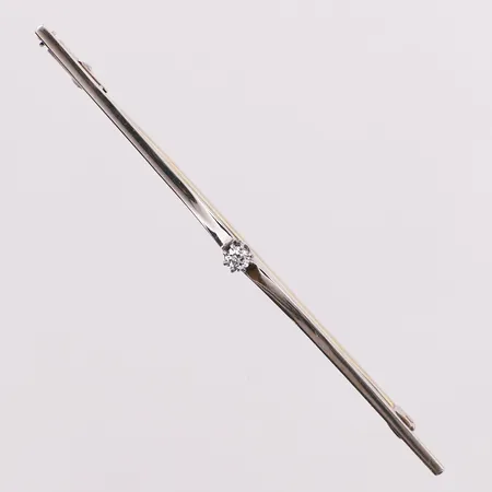 Slipsnål med diamant, 1 x ca 0,05 ct, lengde 58,8 mm, bredde 2,8 mm, 18K Vekt: 2,7 g Kontakt Lånekontoret for frakt