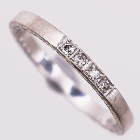 Ring med diamanter, 4 x ca 0,02 ct, Ø 20,5 mm, 14K Vekt: 4 g Kontakt Lånekontoret for frakt