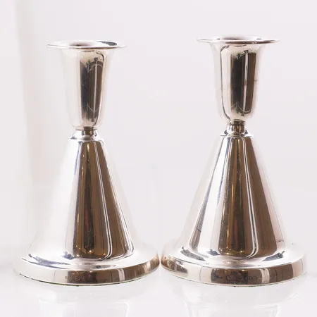 Ett par lysestaker Th. Martinsen, høyde 10,6 cm og 11 cm, Ø 7 cm, gipsfylt, ripete, bulket, 830S, bruttovekt 399,8g Vekt: 399,8 g Kontakt Lånekontoret for frakt