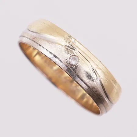 Ring med klar sten, Ø 18,4 mm, bredde 5,5 mm, gravert, 14K Vekt: 3,4 g Kontakt Lånekontoret for frakt