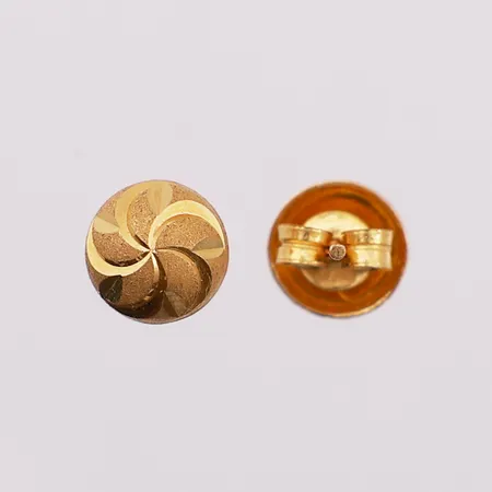Ett par øredobber, lengde 13,2 mm, bredde 7 mm, mangler 1 stopper, 21K Vekt: 1 g Kontakt Lånekontoret for frakt