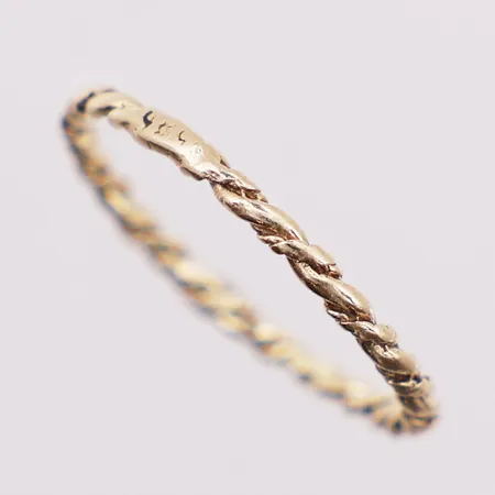 Ring, Ø 16,1 mm, bredde 1,6 mm, skjev, 14K Vekt: 0,7 g Kontakt Lånekontoret for frakt