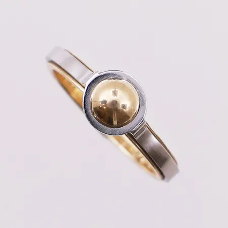 Ring to-farget, Ø 17,9 mm, bredde 3,1 - 7,4 mm, gravert, 14K Vekt: 3,7 g Kontakt Lånekontoret for frakt