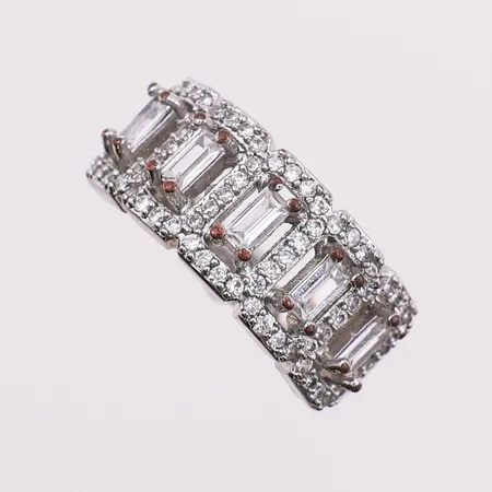 Ring med klare stener, Ø 17,2 mm, bredde 3,6 - 9 mm, feilstemplet 925S, ikke sølv Kontakt Lånekontoret for frakt
