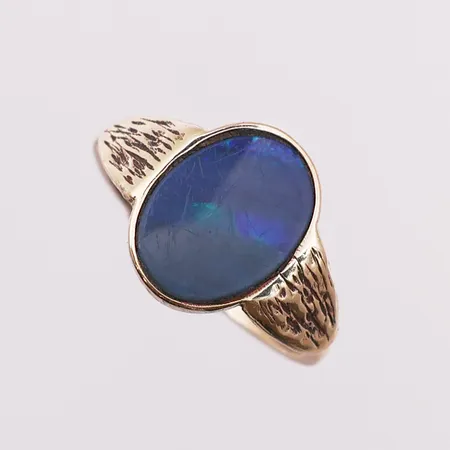Ring med blå sten, Ø 18 mm, bredde 1,5 - 13,7 mm, mangler stempel, 14K Vekt: 3,5 g Kontakt Lånekontoret for frakt