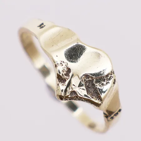 Ring, Ø 18,1 mm, bredde 1,8 - 9,4 mm, 14K Vekt: 2,8 g Kontakt Lånekontoret for frakt