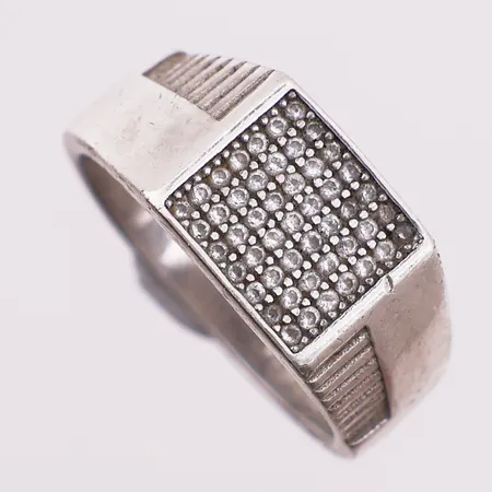 Ring med klare stener, Ø 18,7 mm, bredde 3,1 - 10 mm, 925S Vekt: 6,1 g Kontakt Lånekontoret for frakt