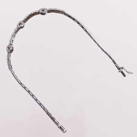 Armbånd med klare stener, lengde 18,9 cm, bredde 2 - 6,3 mm, 14K Vekt: 6,6 g Kontakt Lånekontoret for frakt