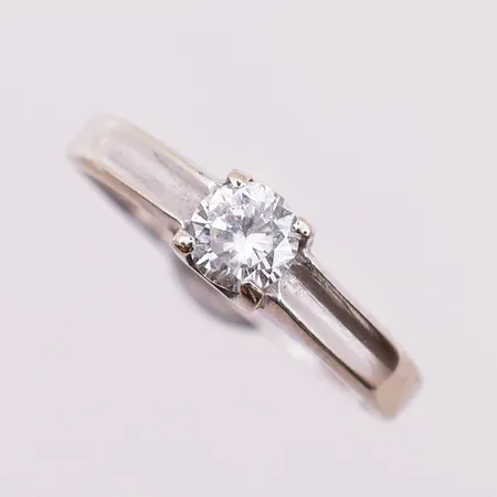 Ring med klar sten, Ø 18,2 mm, bredde 2 - 5 mm, 14K Vekt: 2,5 g Kontakt Lånekontoret for frakt