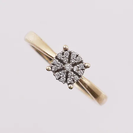Ring med diamanter, 1 x ca 0,02 ct, 18 x ca 0,01 ct, Ø 18,5 mm, bredde 2,6 -6,7 mm, mangler stempel, 9K Vekt: 2,5 g Kontakt Lånekontoret for frakt