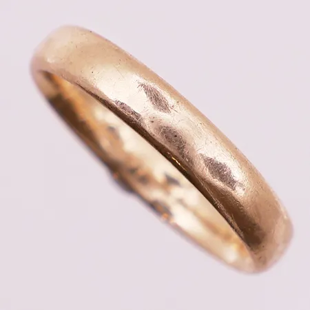 Ring, Ø 19,7 mm, bredde 4 mm, gravert, 14K Vekt: 4,9 g Kontakt Lånekontoret for frakt